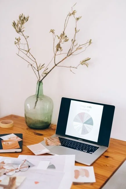 Un espace de travail contemporain mettant en avant un ordinateur portable, une tablette et des smartphones, parfait pour un usage tech et freelance.